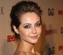 Willa Holland Wiki, Boyfriend, Dating and Plastic Surgery