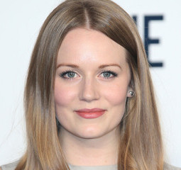 Cara Theobold Wiki, Age, Bio, Boyfriend and Dating