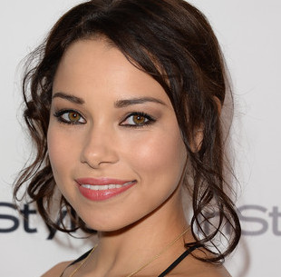 Jessica Parker Kennedy Boyfriend, Dating, Wedding and Net Worth