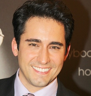 John Lloyd Young Wiki, Married, Wife, Girlfriend or Gay