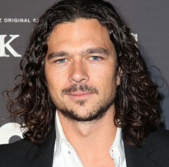 Luke Arnold Wiki, Bio, Age, Girlfriend and Dating