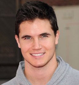 Robbie Amell Wiki, Bio, Girlfriend or Gay and Shirtless